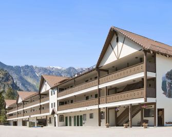Howard Johnson by Wyndham Leavenworth - Leavenworth - Building