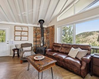 Sky Mountain Retreat. Escape to the serene winter beauty of Evergreen, Colorado - Evergreen