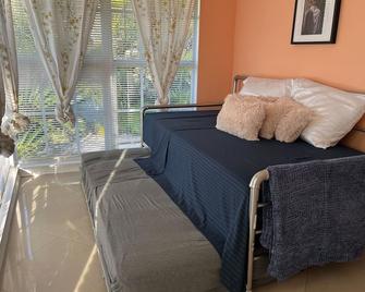 Botanical Villa Centrally Located to Everything - Miami - Living room