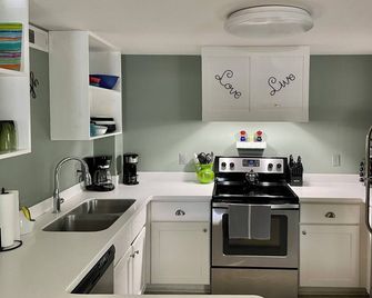 Straight On To Morning/ Handicap Accessible Apartment - Emerald Isle - Cocina