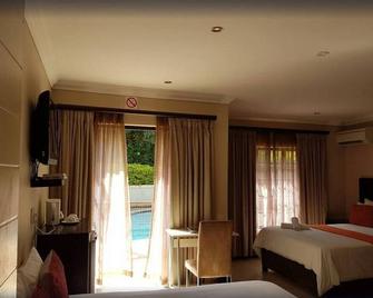 SINGLE ROOM - Home away home ,safety is guaranteed,hospitality is our name - Umhlanga - Bedroom