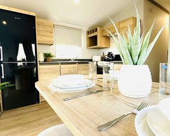 Moor Crest - Scarborough - Dining room