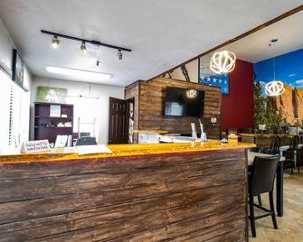 Manitou Inn & Suites at Pikes Peak - Manitou Springs - Receptionist