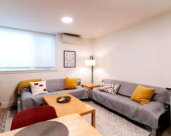 Quiet & Charming Seattle 2br Walkable Location - סיאטל - סלון