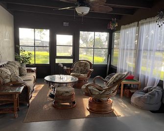 Cozy Water Front 2 bedroom 2 bathroom Home with Lake Access - Okeechobee - Living room