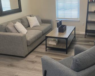 Newly remodeled cottage apartment, country feel but in the center of town. - Cedar Park - Huiskamer