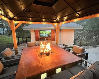 The Hobbit House: Avenue Of The Giants Adventure! Hot Tub/ Fire Pit/ 5bdr/ King - Garberville - Binnenhof