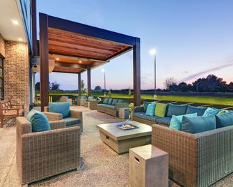 Home2 Suites by Hilton Bettendorf Quad Cities - Bettendorf - Innenhof