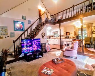 Make Casa Cabina Your Next Vacation Rental - Henderson - Huiskamer