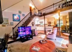 Make Casa Cabina Your Next Vacation Rental - هندرسون (كارولاينا الشمالية) - غرفة معيشة