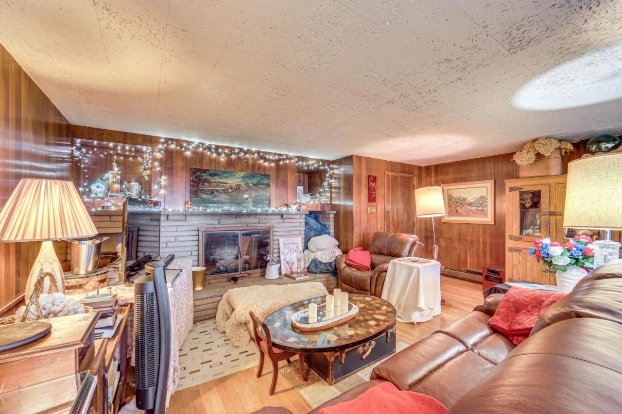 Rustic Chic Retreat 4 Mi to Kennywood!