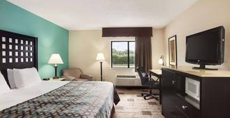 Days Inn by Wyndham Fort Smith - Fort Smith - Bedroom