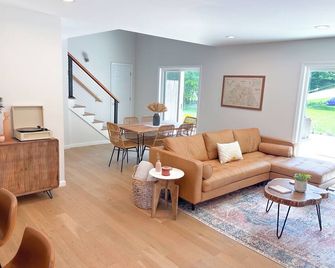5 Min to Downtown Warwick, Wineries, Breweries, Hikes, Shops, & Greenwood Lake! - Warwick - Sala de estar