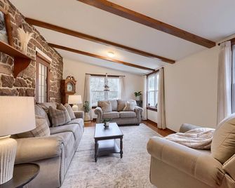 Cedar Glen Farmhouse • 1800s Stone Retreat - Mohnton - Sala de estar