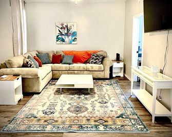 Huge 2700 square foot-4 Bedroom Home with Free parking - Mishawaka - Living room