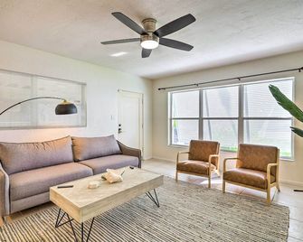 Cute and Cozy Florida Duplex Walk to Beaches! - Cocoa Beach - Living room