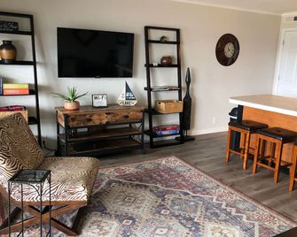 Cozy Lakefront Condo for a Couples Getaway - Lake Ozark - Living room