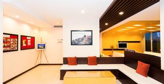 777 Hometel - Nakhon Phanom - Living room