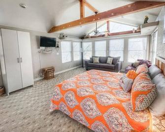 Pecan Creek Haus on River Road - New Braunfels - Bedroom