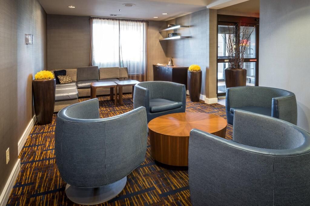 Courtyard by Marriott Tupelo - טופלו - טרקלין