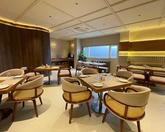 Hotel Prag Continental - גוואטי - מסעדה