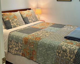 Little Stuga - Cute cozy cottage - minutes from downtown and Oval Beach! - Douglas - Bedroom