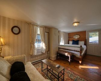 Downtown Four Poster Piedmont - Eureka Springs