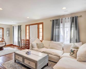 Beautiful Common Fence Point Cottage By Beach - Portsmouth - Living room