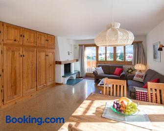 Ferienwohnungen Muntschi - Andeer - Living room