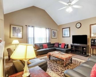 Atlanta Retreat W/ 2-car Garage, Fenced Yard 6 Bedroom Home by RedAwning - Locust Grove - Wohnzimmer