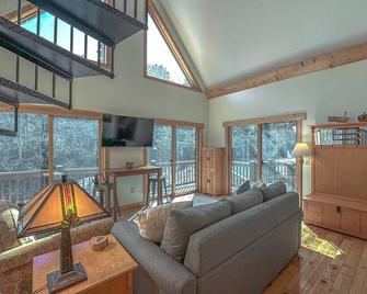 Lodge on the Waterfall! - Walhalla - Living room