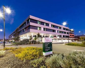 Unit Close to Airport, Hospital, Shops & Transport - Midland - Building