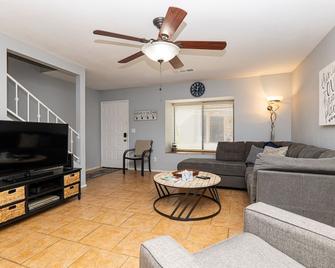 2-bedroom condo just 17 minutes from Harrah's Laughlin Casino - Laughlin - Living room