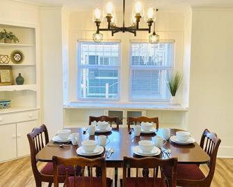 Historic Front Street Home - Lynden - Dining room