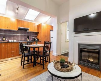 A Carlton Classic - Quaint Inner-City Getaway - Melbourne
