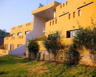 The Yellow Retreat - Wai - Building