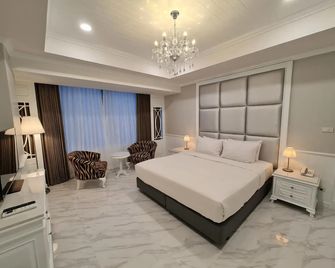 Chaisaeng Palace Hotel - Sing Buri - Bedroom