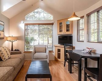 Your Private Napa Getaway! Free Parking, Outdoor Swimming Pool! - 納帕 - 客廳