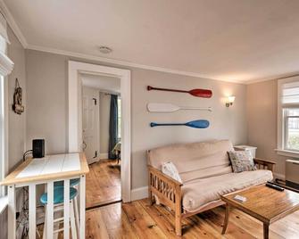 Cozy Sea Street Cottage - 1 Mile to Ferry Boats! - Hyannis - Living room