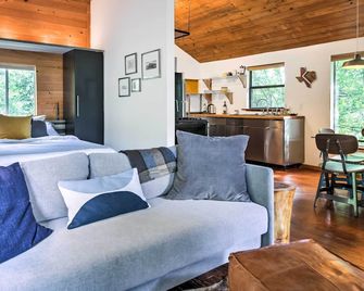 2 Mi to Dtwn Pet-Friendly Austin Studio with Yard - Austin - Living room