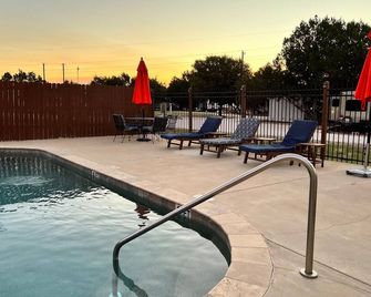 Tiny Home nestled along the San Gabriel River. - Liberty Hill - Pool