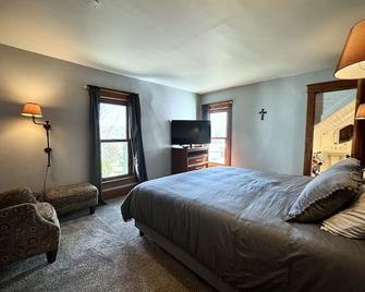 Historic Home Near Wi Dells, Lake Wi & Party Space Avail! - Merrimac - Habitación