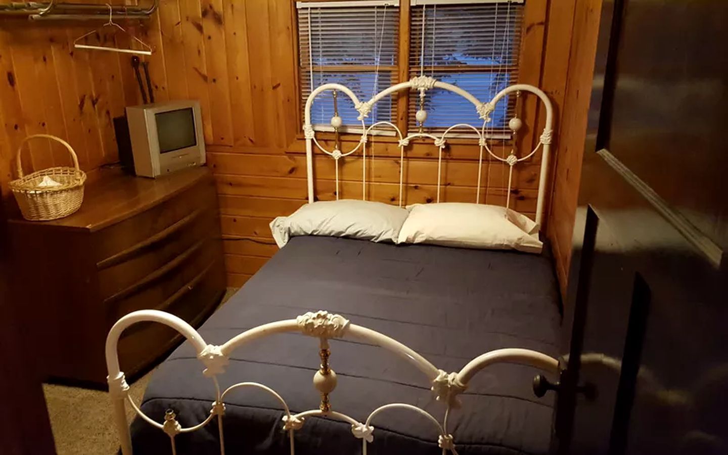 Remote Cabin Vacation Rental On Beautifu - Tomahawk - Ložnice