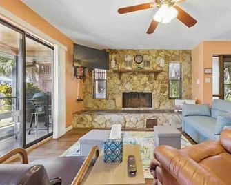 Charming 2-bedroom house in superb weeki wachee with WiFi, AC - Spring Hill - Sala de estar