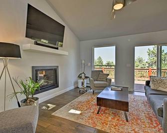 12 Mi to Red Rocks Morrison Home with Deck - Morrison - Sala de estar