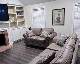 Southern Hospitality - Albany - Living room