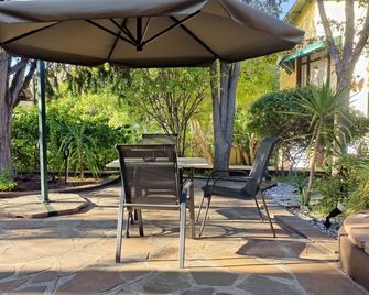 Maison Ambre Guesthouse - ווינדהוק - פטיו