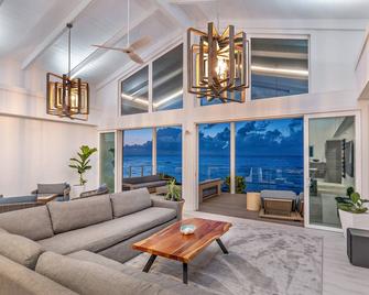 Luxury 5+ Bedroom Including Separate Studio Apartment On Oahu's North Shore - Waialua - Living room