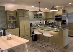 Waterfront Luxury Apartment in Gated Condo 15m -NY - North Bergen - Kitchen