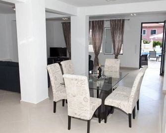 Diwani Luxury Villas - Lixouri - Eetruimte